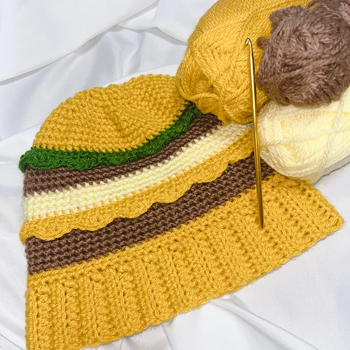 ダイソーの糸で編んだビッグマックニット帽の写真