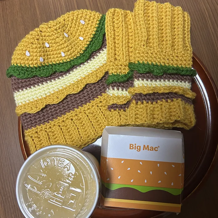 ダイソーの糸で編んだビッグマックニット帽の写真