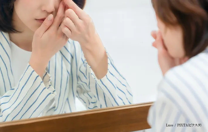 コンタクトを外す女性の画像