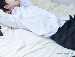 寝転ぶ人の画像