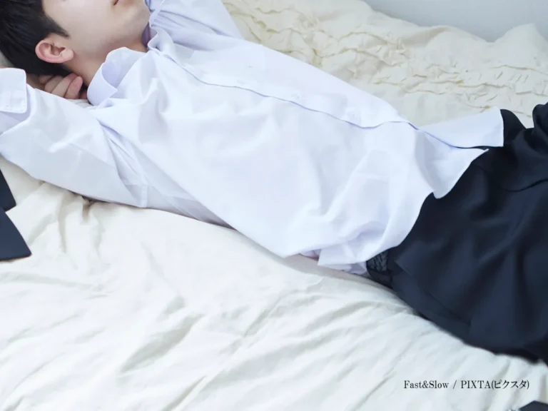 寝転ぶ人の画像