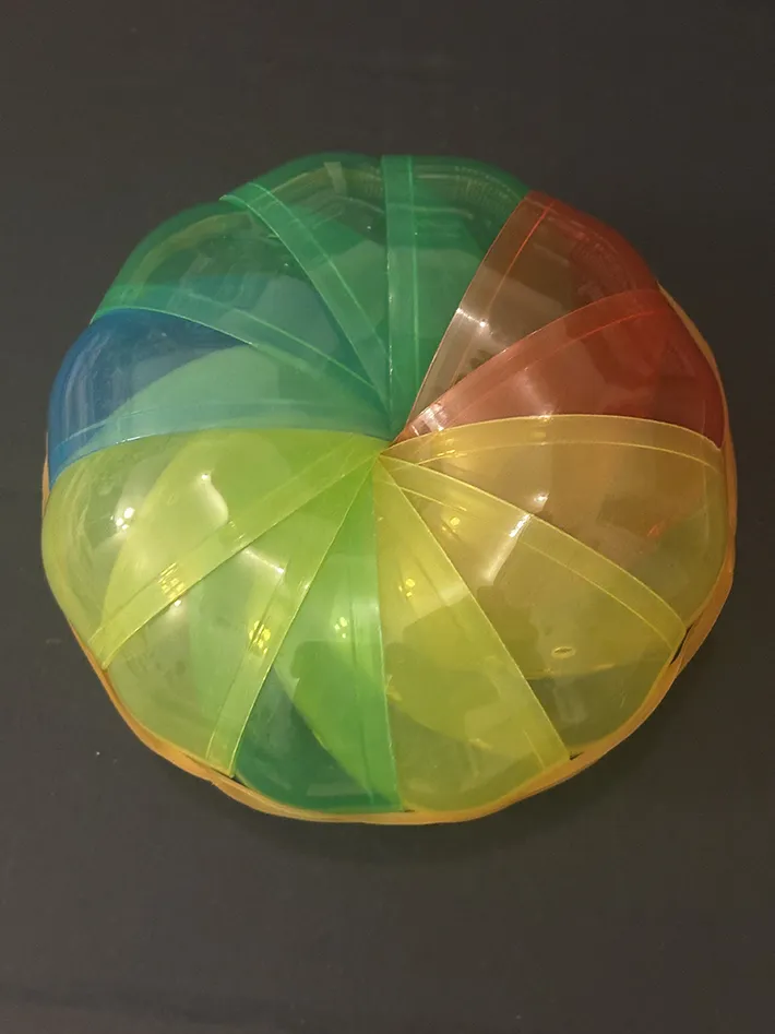 小学6年生がカプセルを組み合わせた作品の写真