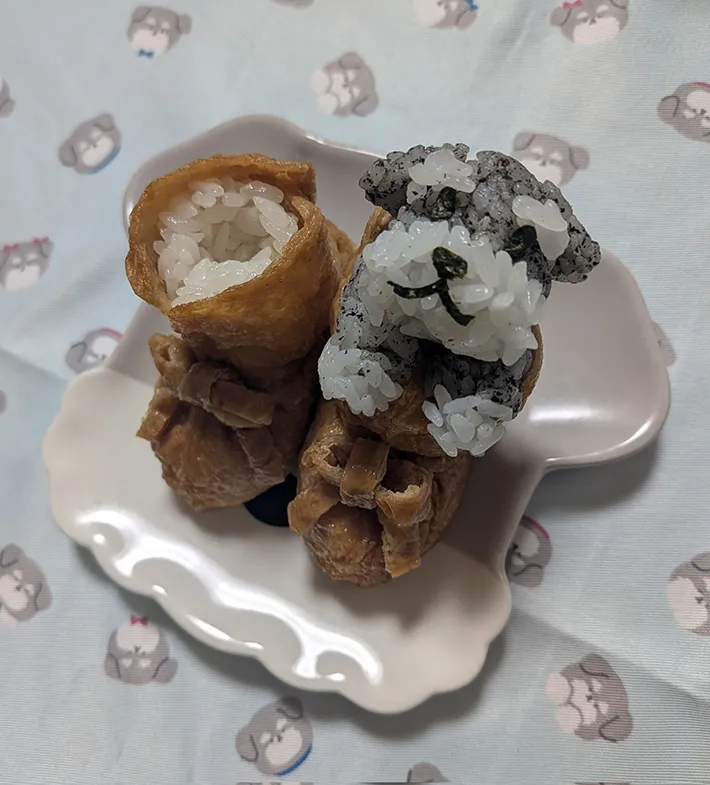 シュナウザーとムートンブーツを模した、いなり寿司の写真