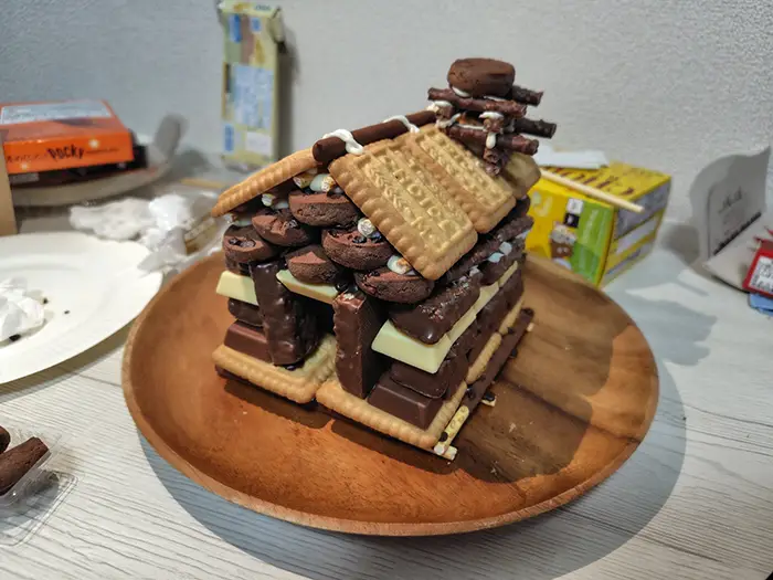 大学生が作ったお菓子の家の写真