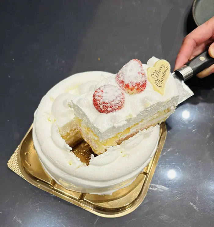 切り分けたホールケーキの写真