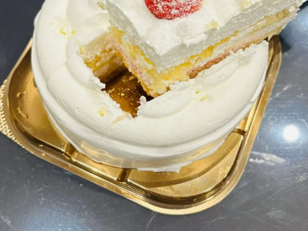 切り分けたホールケーキの写真