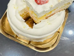 切り分けたホールケーキの写真