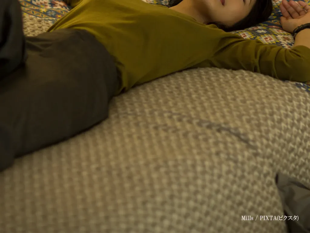 眠る女性の画像