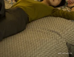 眠る女性の画像