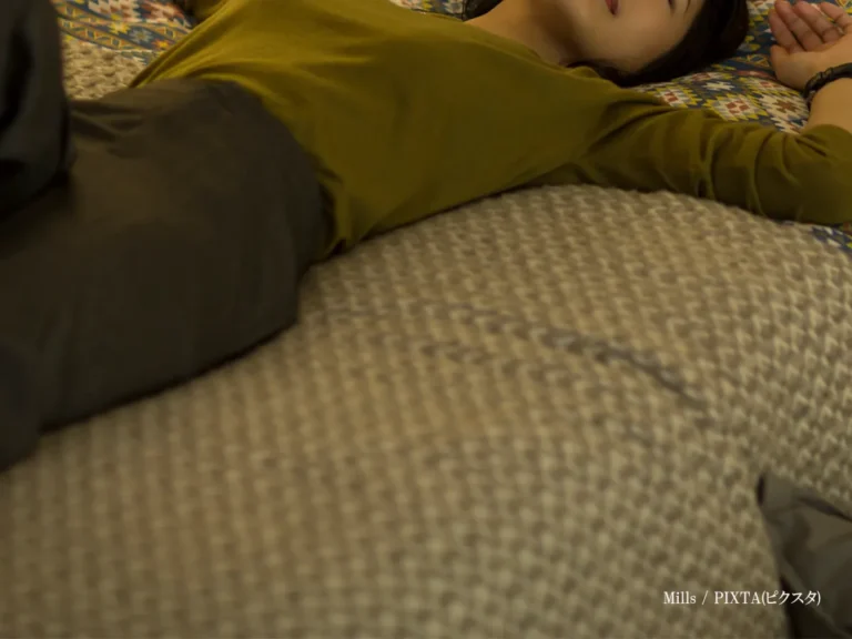 眠る女性の画像