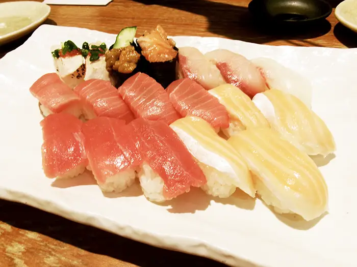 皿にのった寿司の写真