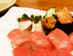 皿にのった寿司の写真