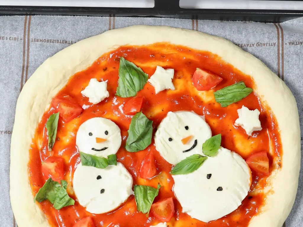 雪だるまのピザの写真