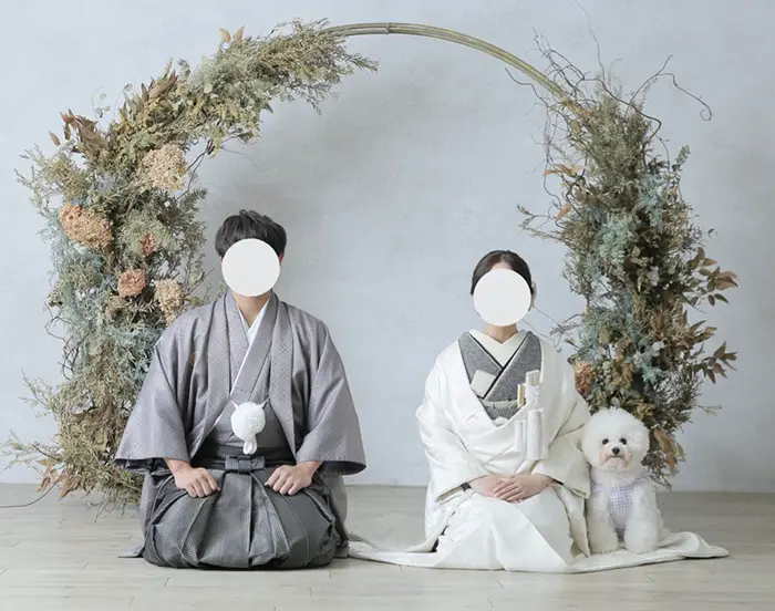 飼い主夫婦とビション・フリーゼの写真