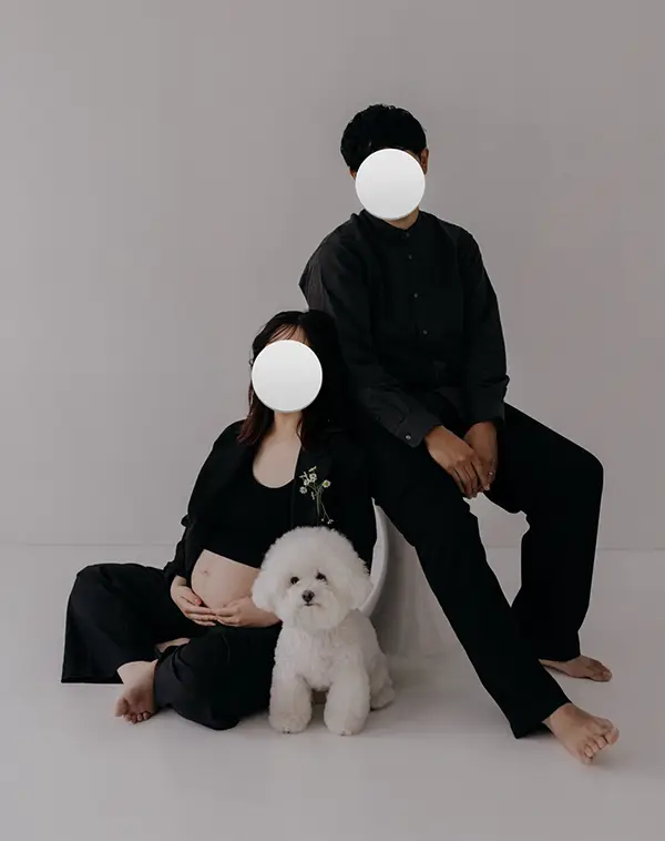 飼い主夫婦とビション・フリーゼの写真