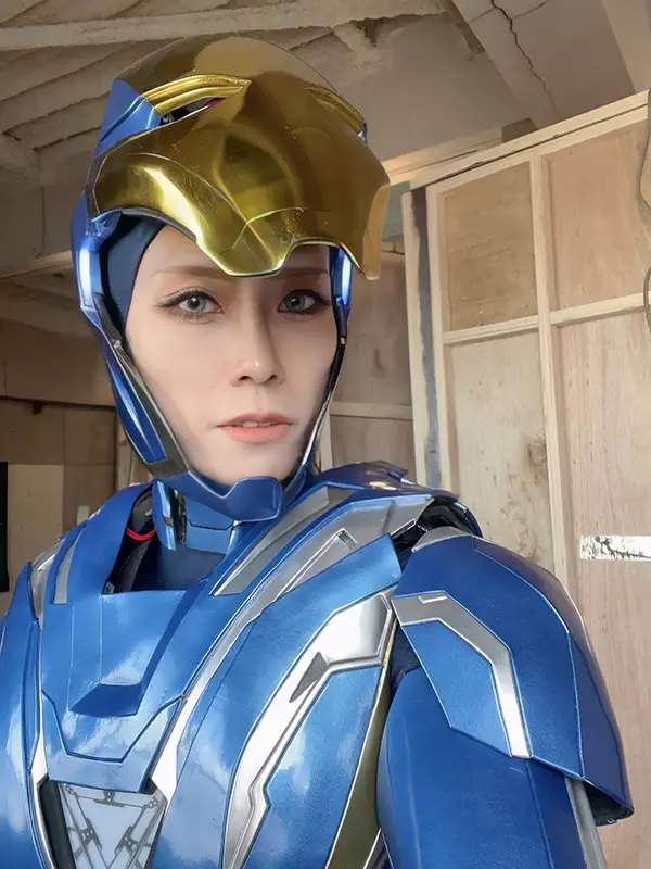 ヒーロースーツを着用した写真