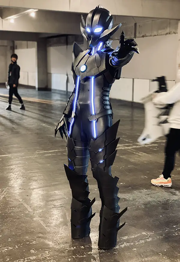 ヒーロースーツを着用した写真