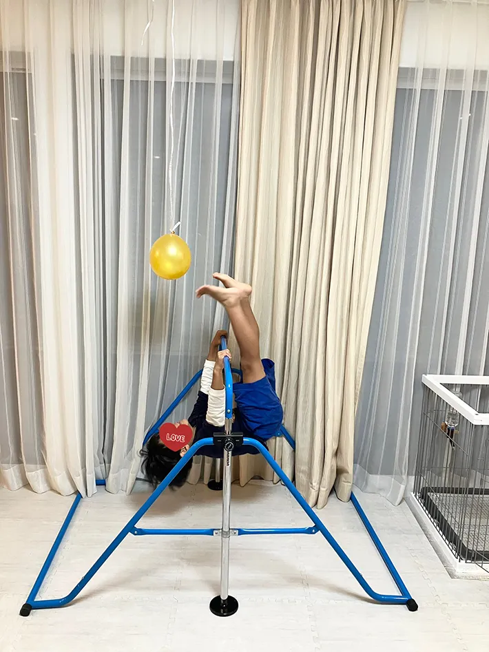 逆上がりをする小学生の写真