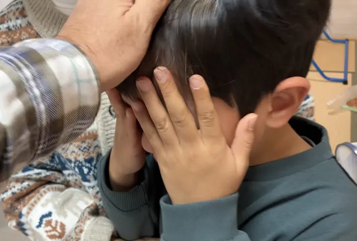 涙を流す小学生の写真