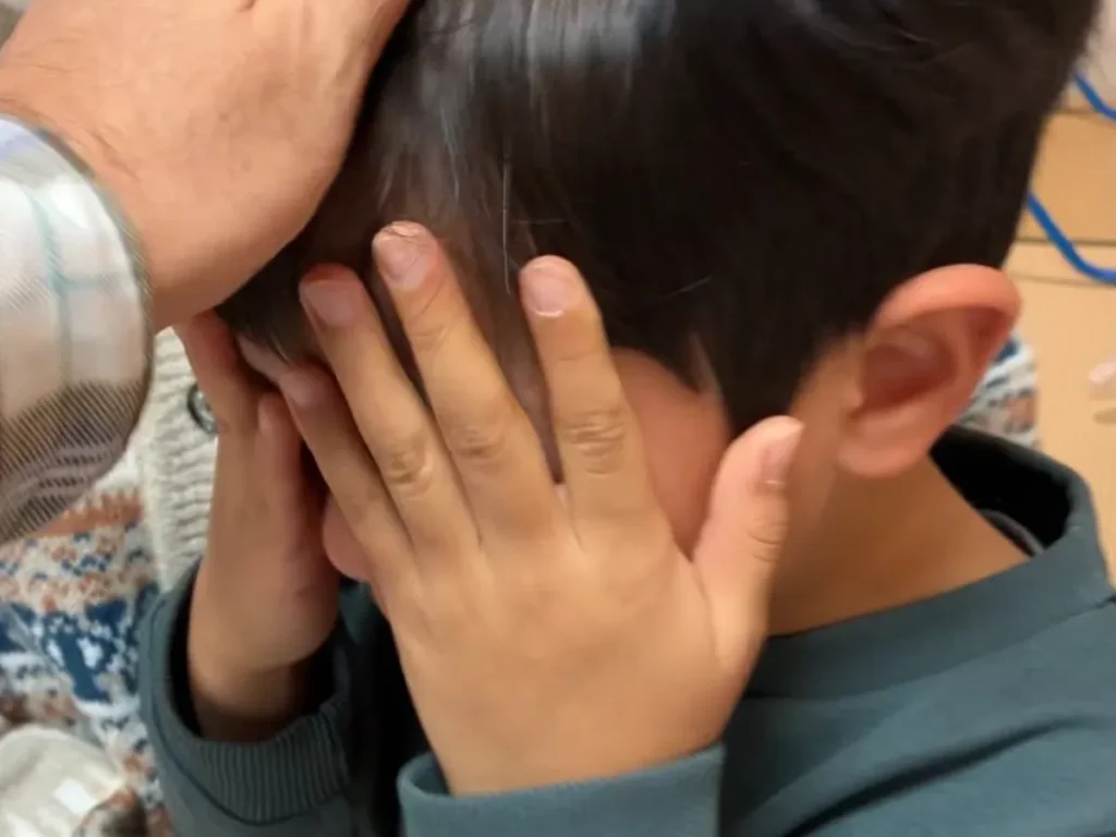 号泣する小学生の写真