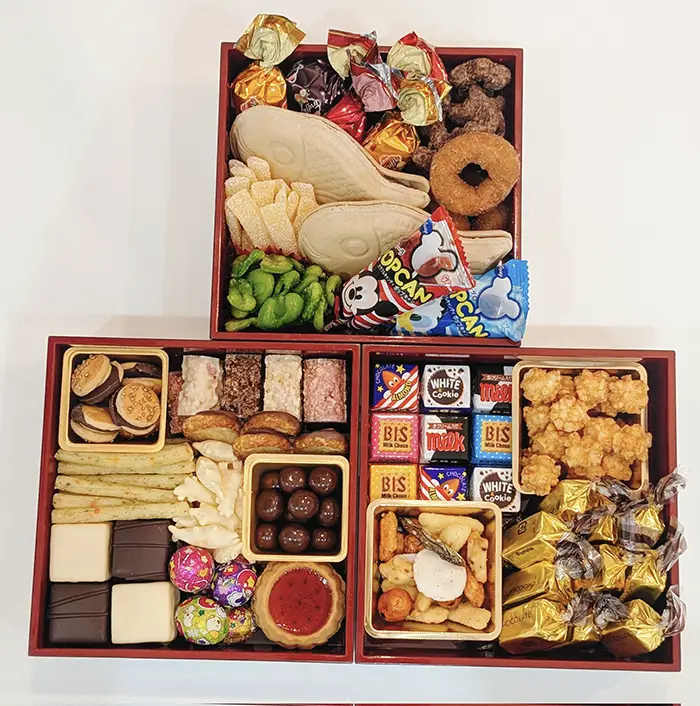 お菓子で作ったおせち料理の写真