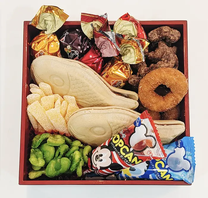 お菓子で作ったおせち料理の写真