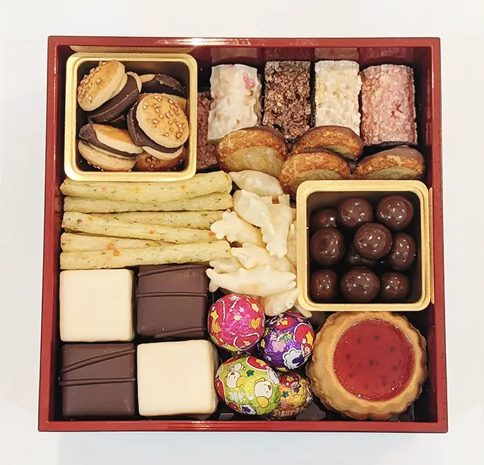 お菓子で作ったおせち料理の写真