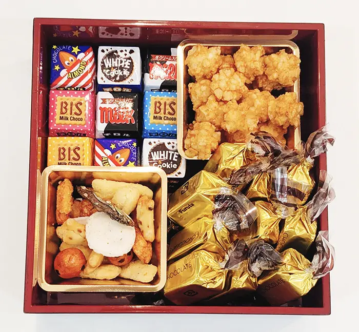 お菓子で作ったおせち料理の写真
