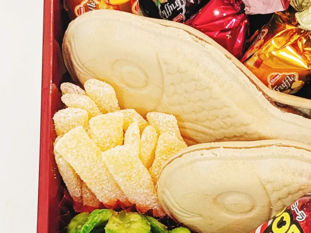 お菓子で作ったおせち料理の写真