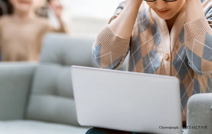 頭を抱える女性の画像