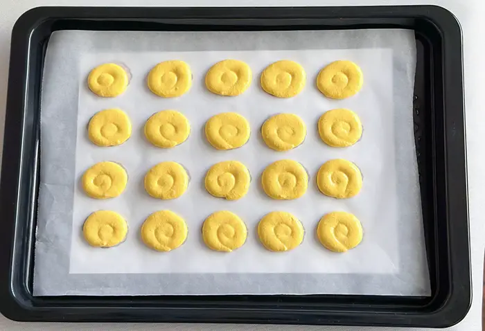 マカロンで作ったおせち料理の写真