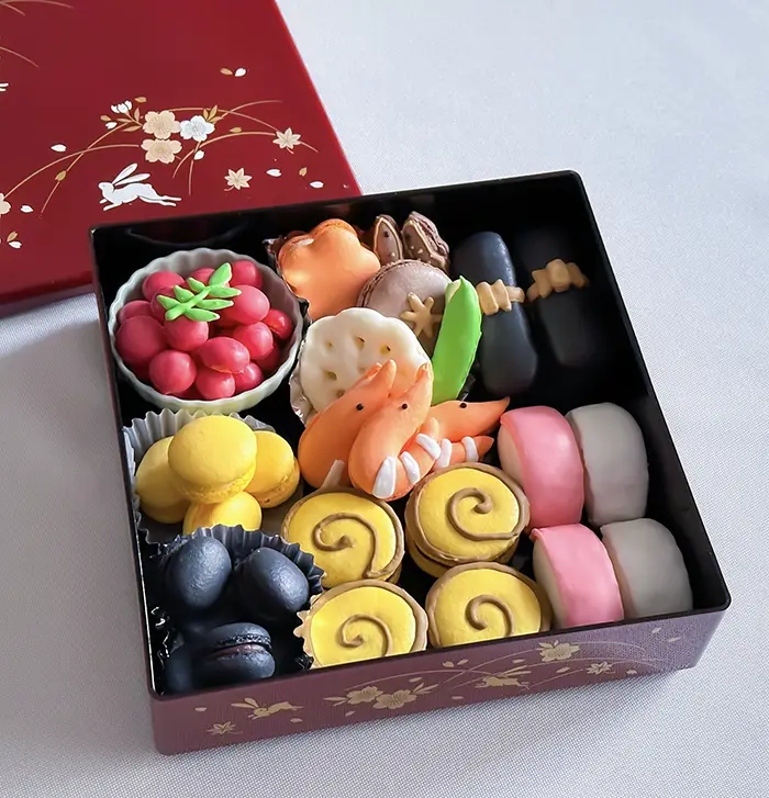 マカロンで作ったおせち料理の写真