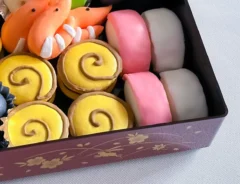 マカロンで作ったおせち料理の写真