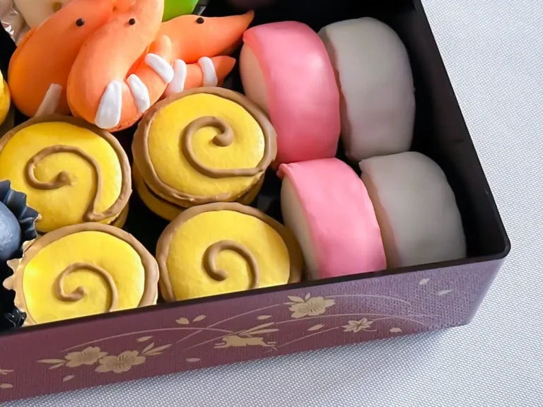 マカロンで作ったおせち料理の写真