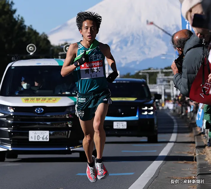 箱根駅伝で走る青山学院大学のランナーの写真