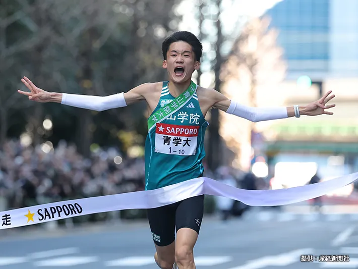 箱根駅伝で走る青山学院大学のランナーの写真