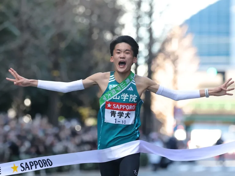 箱根駅伝で走る青山学院大学のランナーの写真