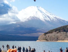 まさに『一富士二鷹』の光景？　富士山と身近な野鳥の共演ショット