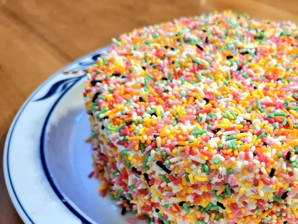 カラースプレーまみれのケーキの写真