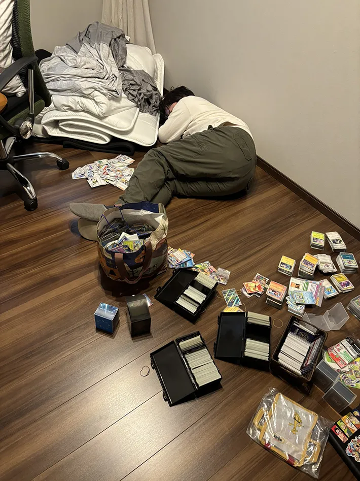 掃除中にカードを広げて寝落ちした夫の写真