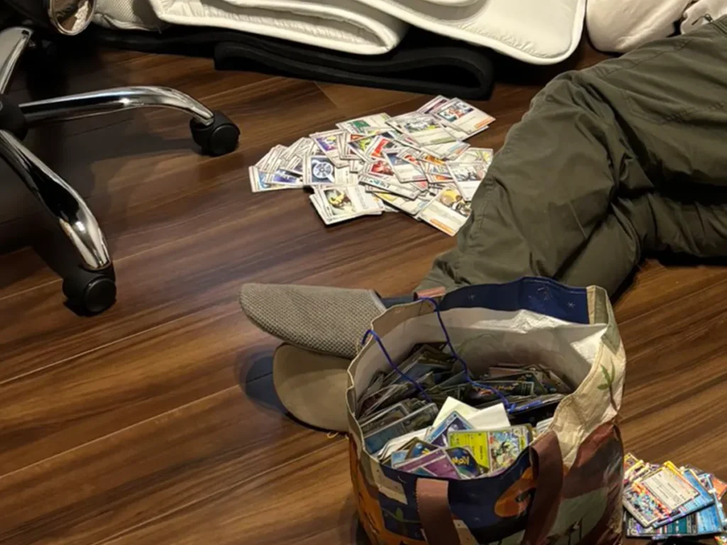 掃除中にカードを広げて寝落ちした夫の写真