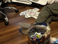 掃除中にカードを広げて寝落ちした夫の写真