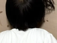 泣く2歳児を見て爆笑した夫婦　その理由に「これは耐えられない」「なんて器用なんだ」