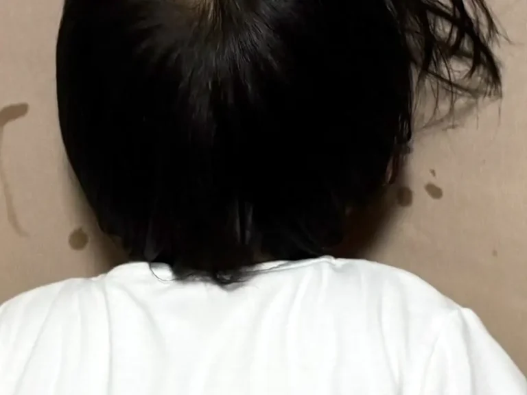 泣く2歳児の写真