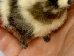 手芸の『タヌキ』があまりにもタヌキ…　「これは生きてるでしょ！」「騙されないぞ」