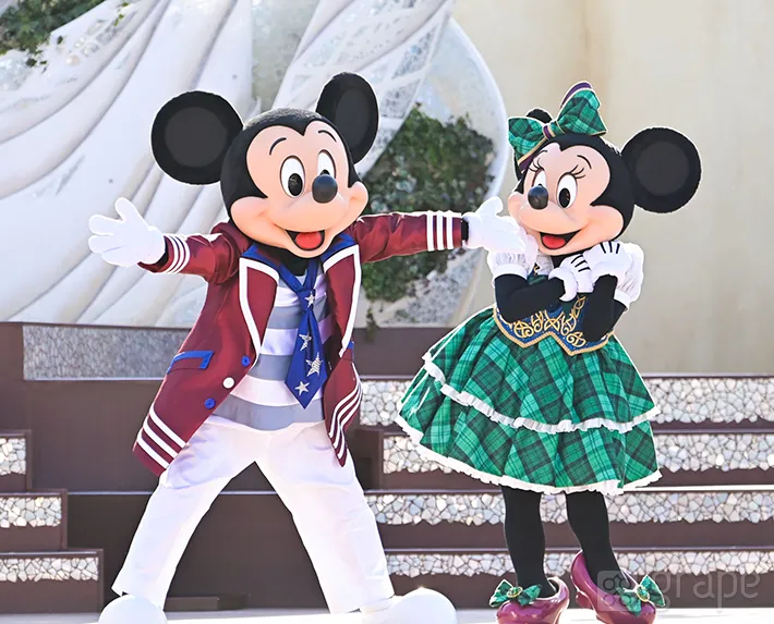 東京ディズニーシー新規ショー『ダンス・ザ・グローブ！』のミニーマウスとミッキーマウス（撮影:grape編集部）