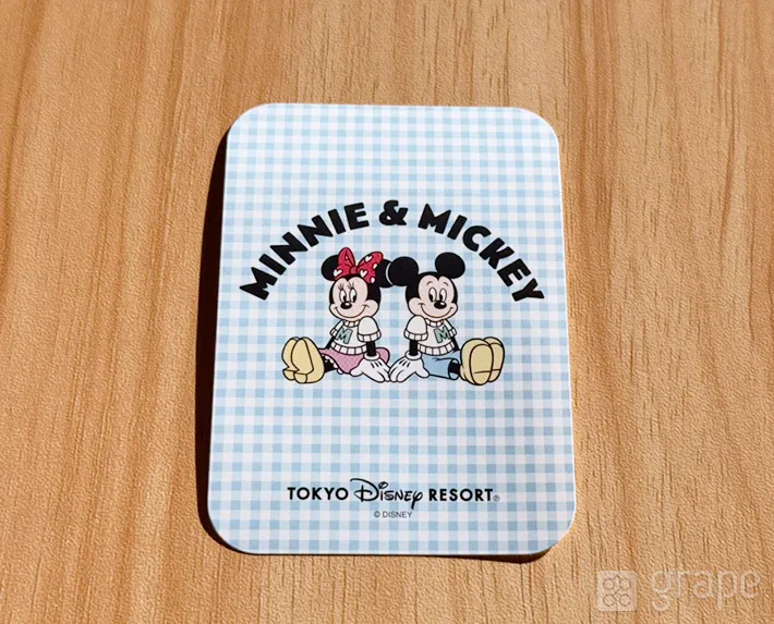 東京ディズニーリゾートでもらえるシール（撮影：grape編集部）