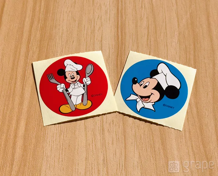 東京ディズニーリゾートでもらえるシール（撮影：grape編集部）