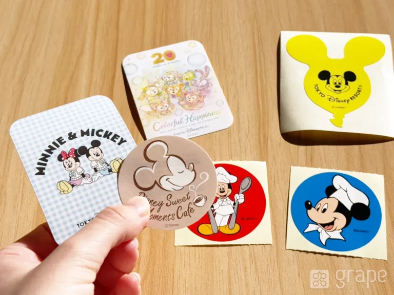 東京ディズニーリゾートでもらえるシール(撮影:grape編集部)