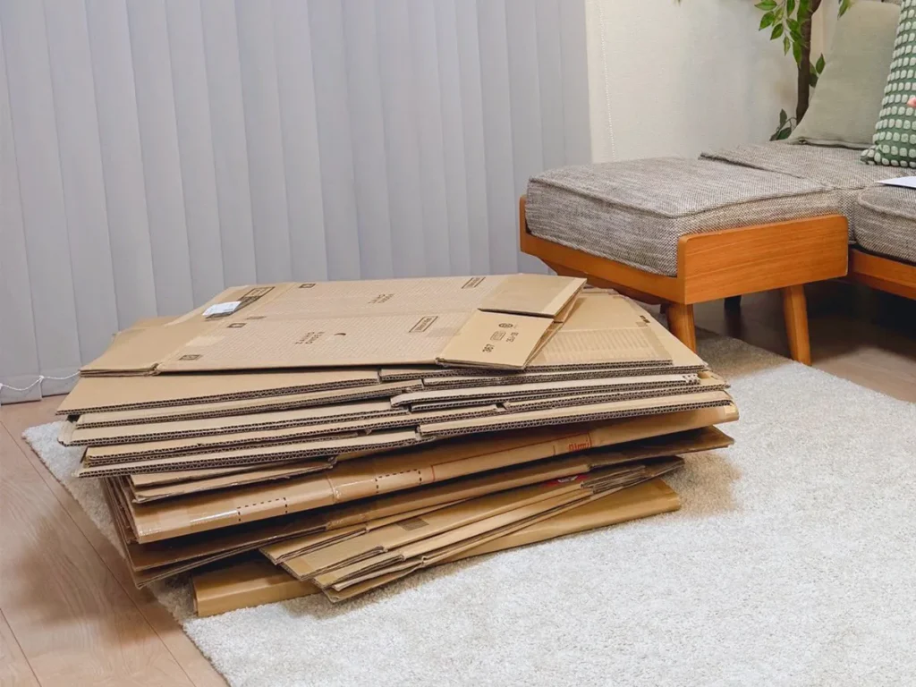 平積みのダンボールの写真